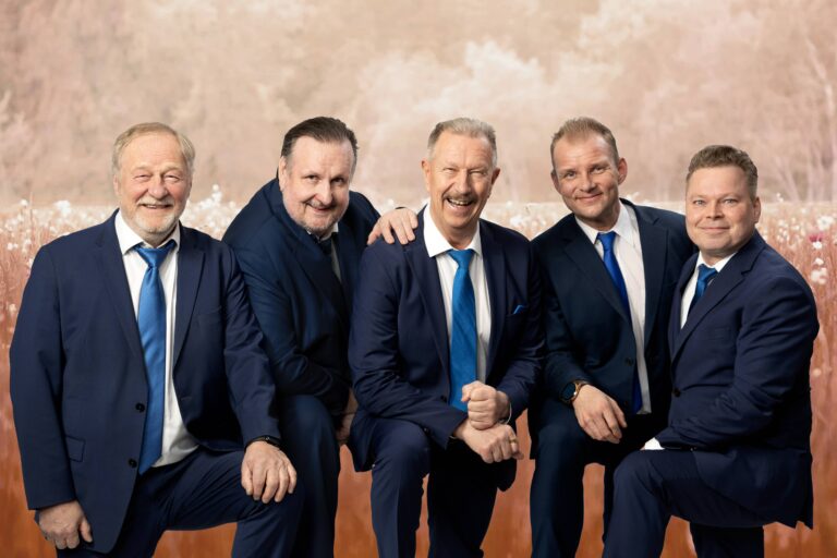 22.11.2025 YHDESSÄ MATKAAN, Lasse Hoikka ja Souvarit juhlakiertue, Rauma sali